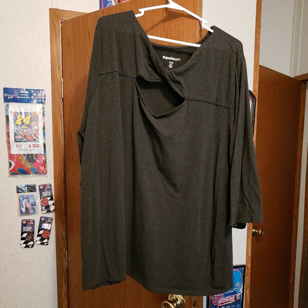 Denim and Co. Charcoal gray twixt top